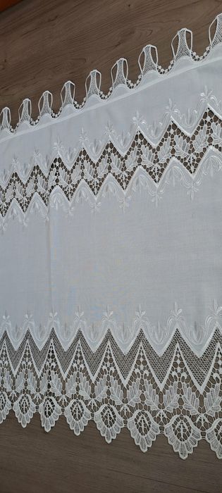 Par de cortinas brancas com bordados,
Como novas