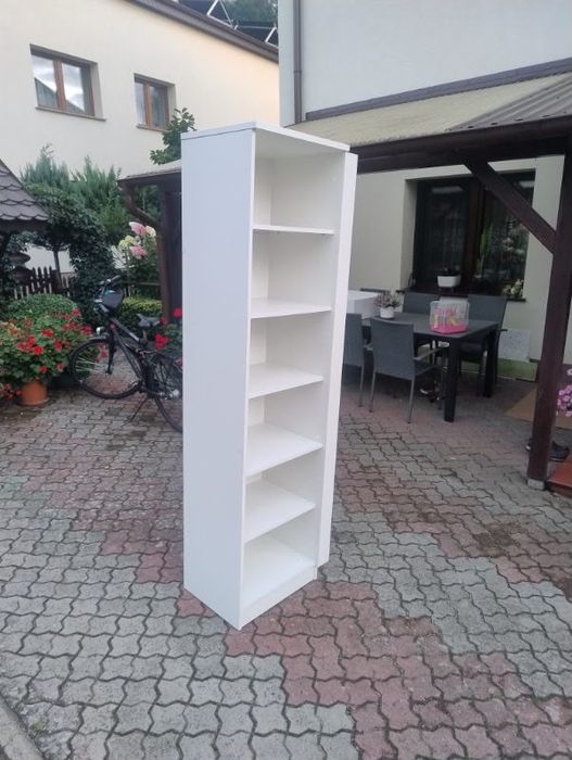 Regał z półkami