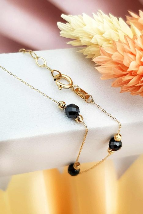 Złota bransoletka z kulkami że złota i onyksu