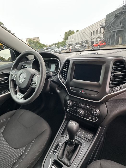 Автомобіль Jeep Cherokee