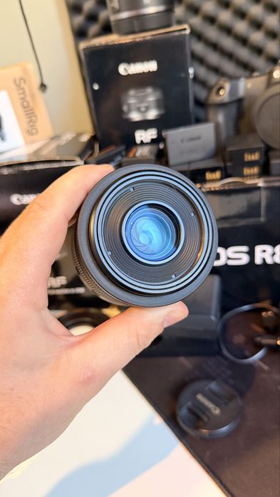 Canon R8 + RF 35mm 1.8 + RF 50mm 1.8 + 9 baterias + RIG SMALLRIG