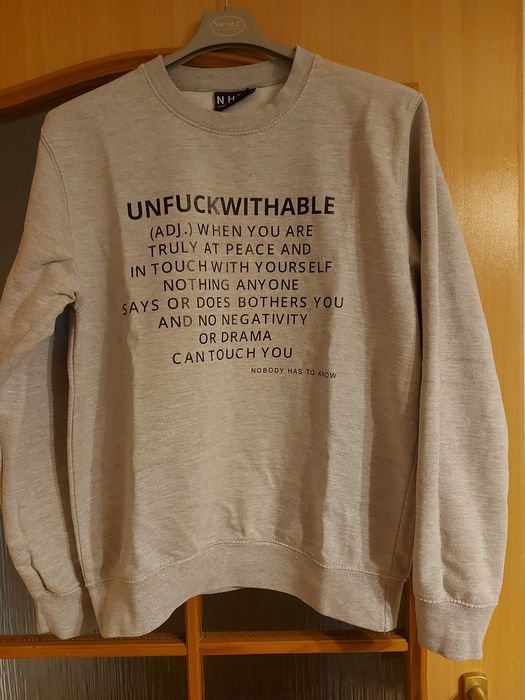 Szara bluza z przesłaniem