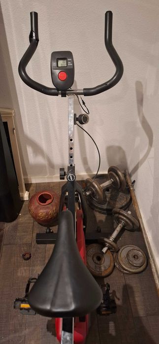 Aparelho de musculação, e bicicleta estática