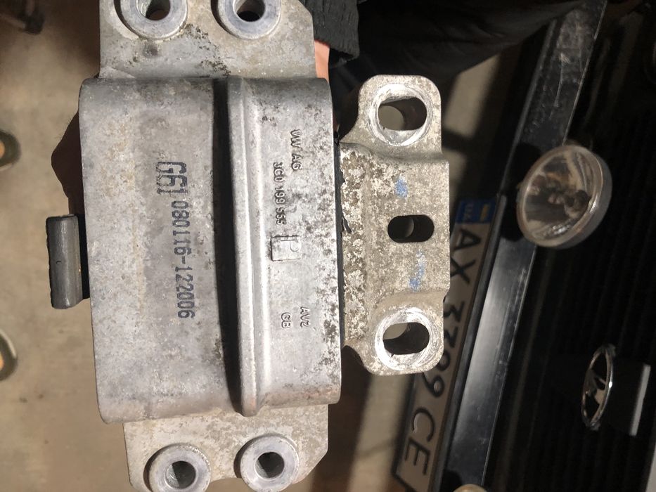 Опора двигателя левая, подушка левая VAG 3C0199555