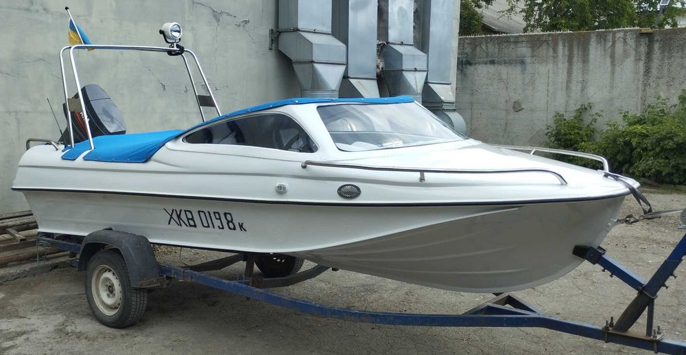 Катер для романтичних прогулянок.