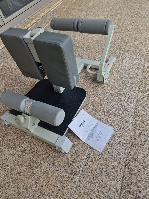 máquina de fitness é uma BailingDS Hip Thrust Trainer dobrável em cinza