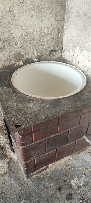 Stary powojenny , zeliwny kocioł z pokrywa