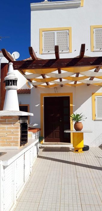 Andar de moradia T2 na Manta Rota, a 800 m da praia