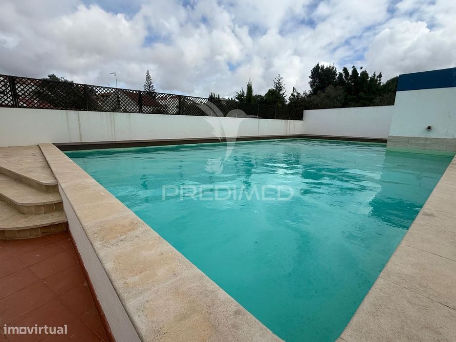 Moradia V3 em Condominio Privado com Piscina.