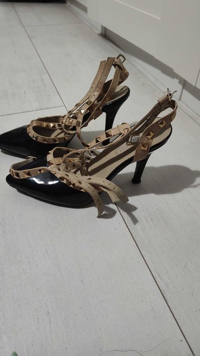 Czarne szpilki odkryte piety