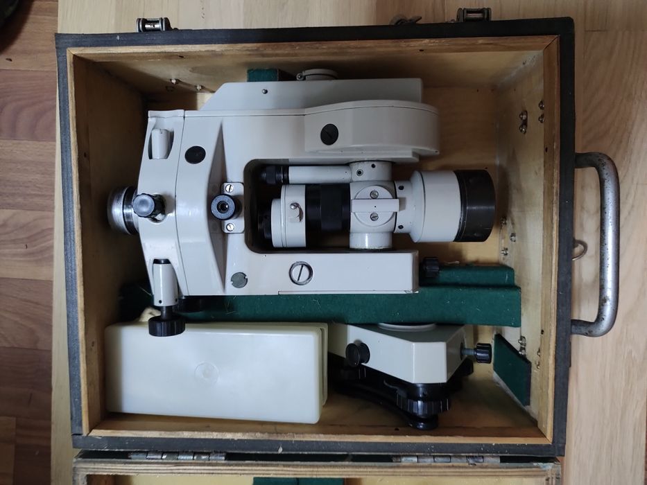 Продам нівелір, триногу та лінійку