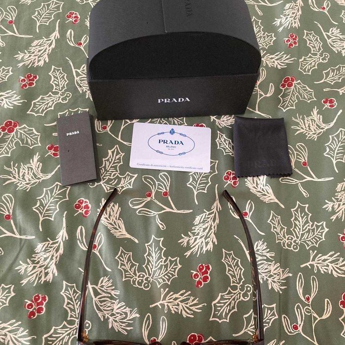 Очки Prada Sunglasses