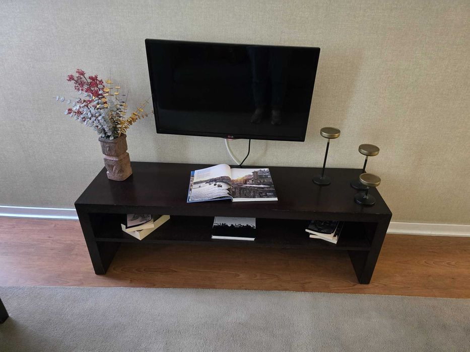 Móvel de apoio para TV em madeira de qualidade e bom estado