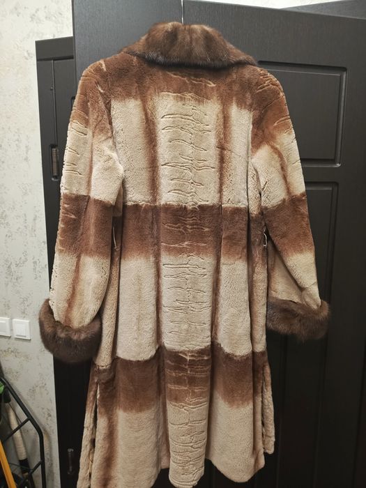 Шуба з норковим коміром та манжетами