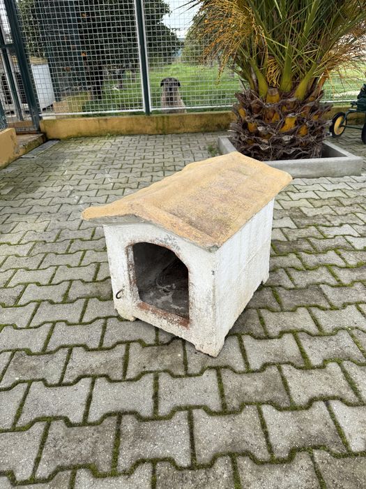 Diversas casotas para cao em pedra