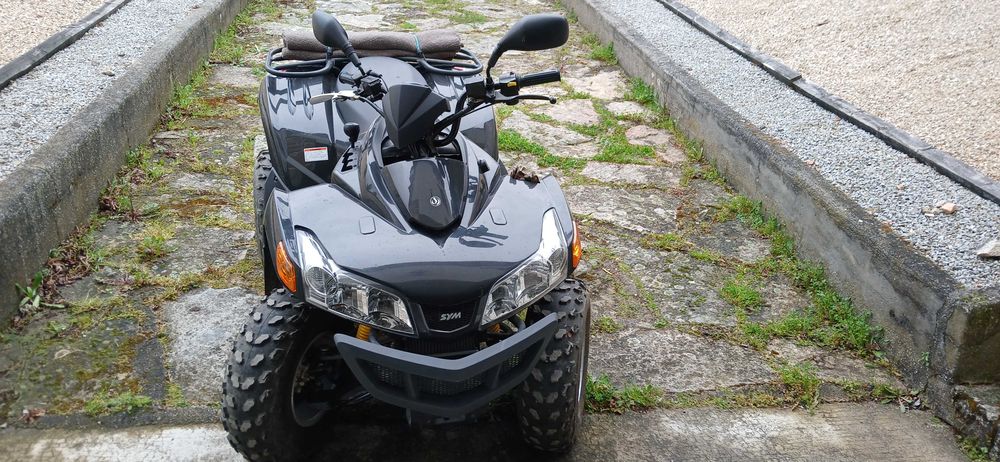Vendo Moto 4 Sym QuadLander 300S em muito bom estado.