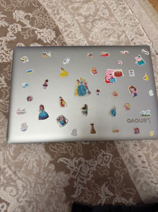 Ноутбук  Lenovo  з зарядним пристроєм