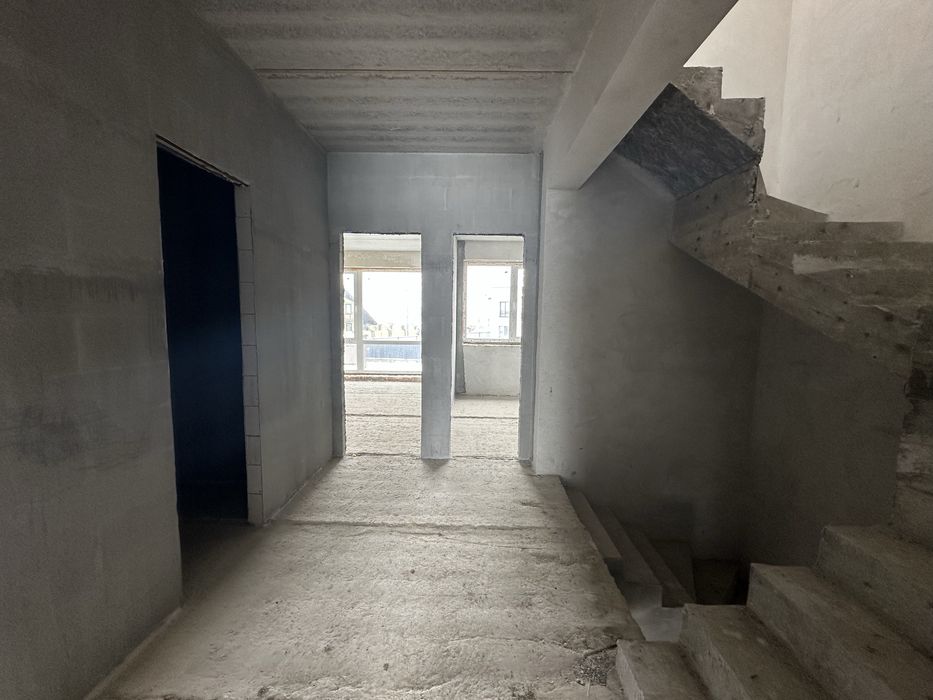 Просторий таунхаус 140м2 з терасами і балконом +50м2 в Крихівцях