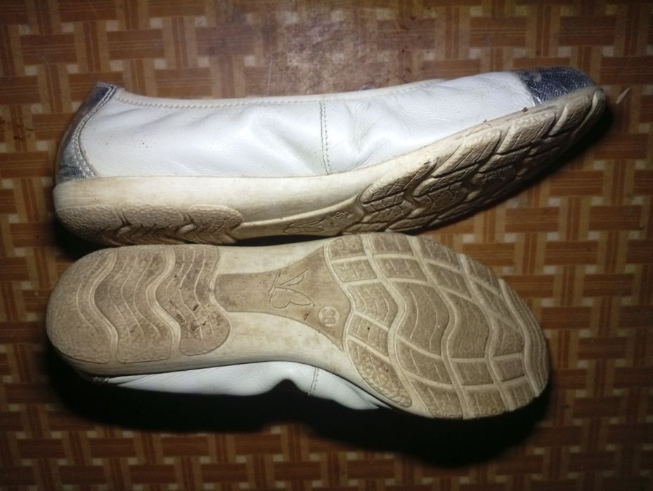 Білі туфлі-човники capriсе