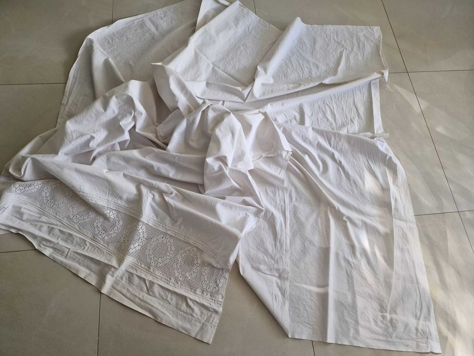 Obrus biały z haftem PRL