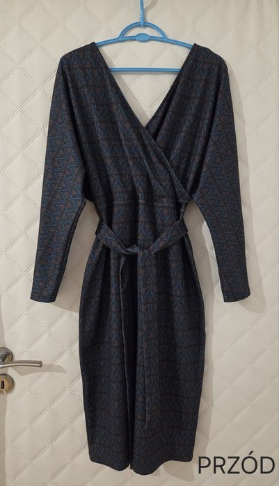 Elegancka wzorzysta sukienka z paskiem i dekoltem na zakładkę L