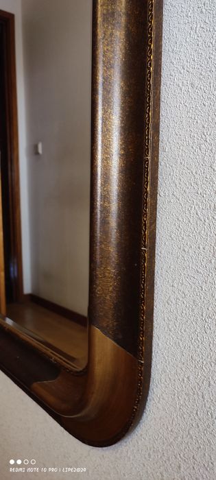 Espelho antigo revestido a talha