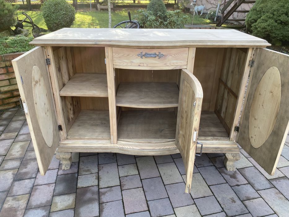 Stara komoda , oczyszczona , surowe drewno.