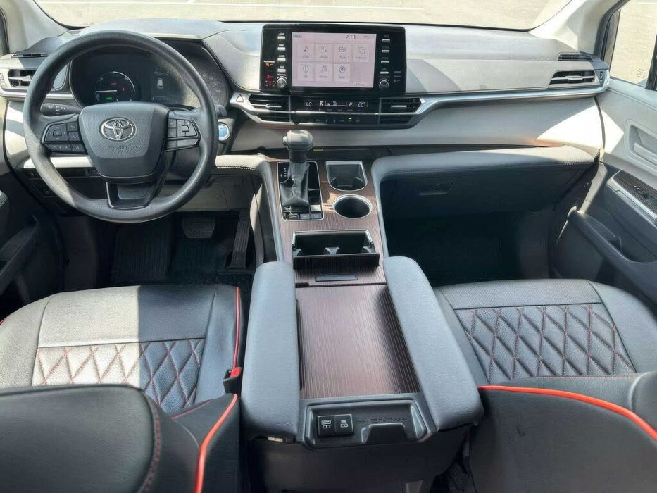 Toyota Sienna LE 8-Passenger      2024