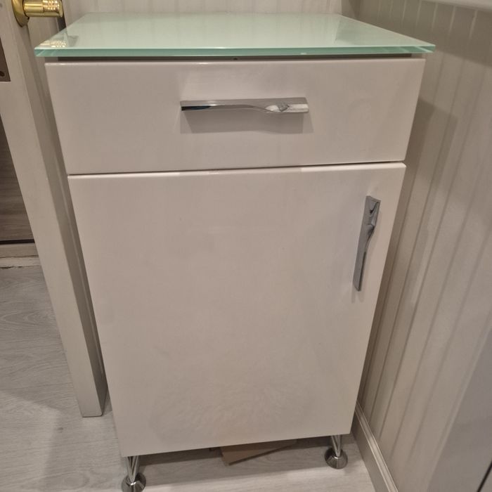 Тумба в ванную комнату из мдф  Высота 90, ширина50, глубина 45, поверх