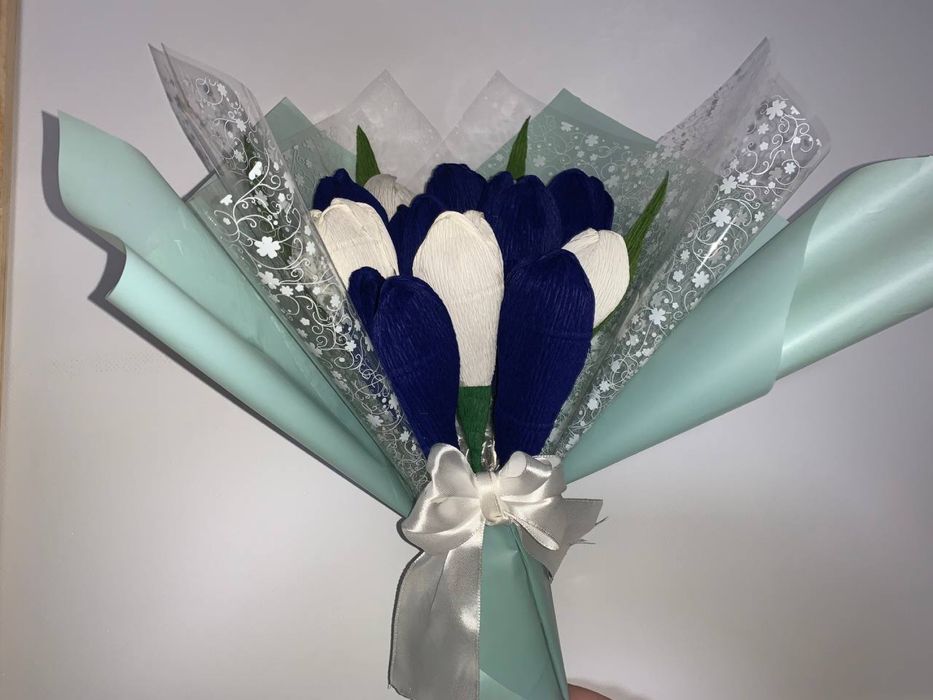 Квіти з гафрованого паперу ручної роботи