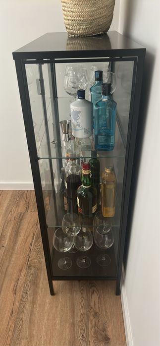 Móvel bar/vitrine IKEA com portas de vidro – como novo