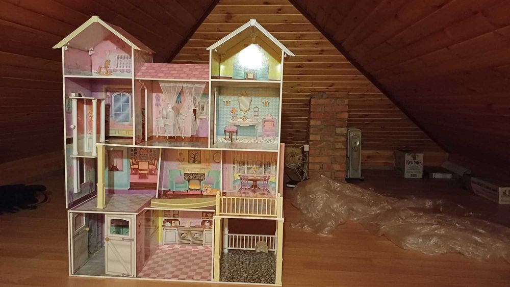 drewniany domek dla lalek wys. 135cm wraz z mebelkami