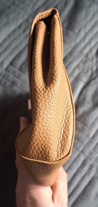 Bolsa/Carteira com Aba e Fecho Metálico - cor Castanho Claro