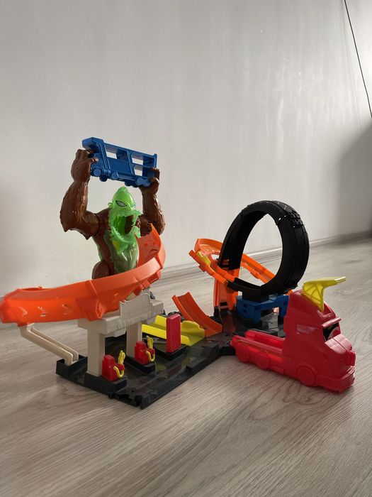 Ігровий набір Hot Wheels Напад токсичної горили
