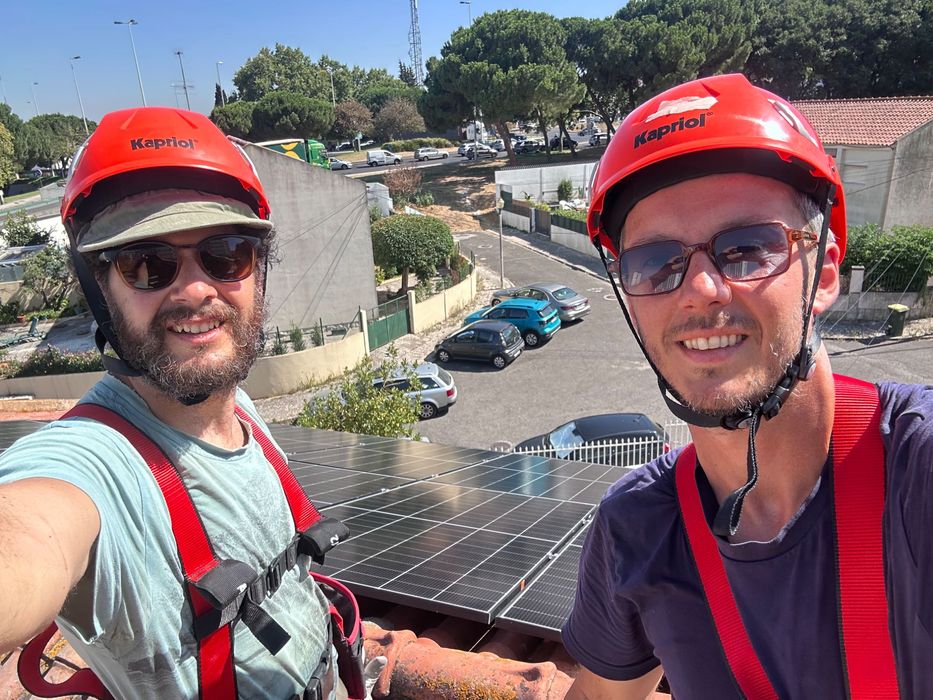 Instalação de painéis solares fotovoltaicos e baterias - UPAC