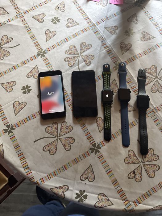 Conjunto de iPhones e apple watch .