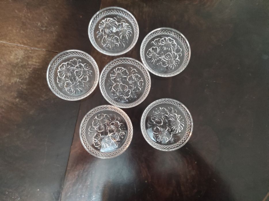 Vendo dois pequenos copos de shots e pratinhos cristal