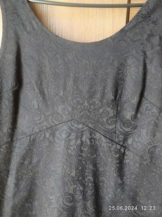 Klasyczna mała czarna z koronkowym motywem