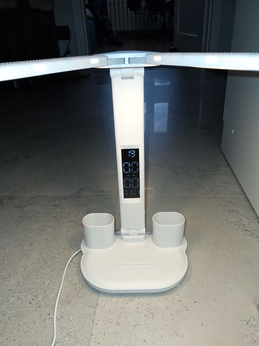 Lampa led na biurk z zegarem i data