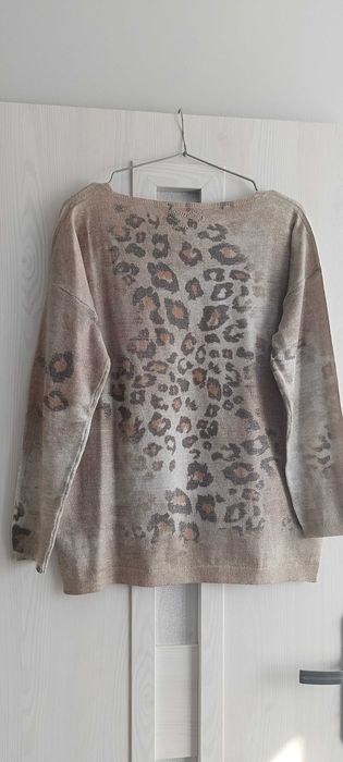 Sweterek Monnari ze srebrną nitką.