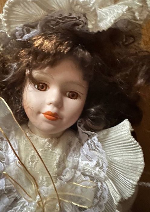 Порцелянова кукла дама з шапочкою