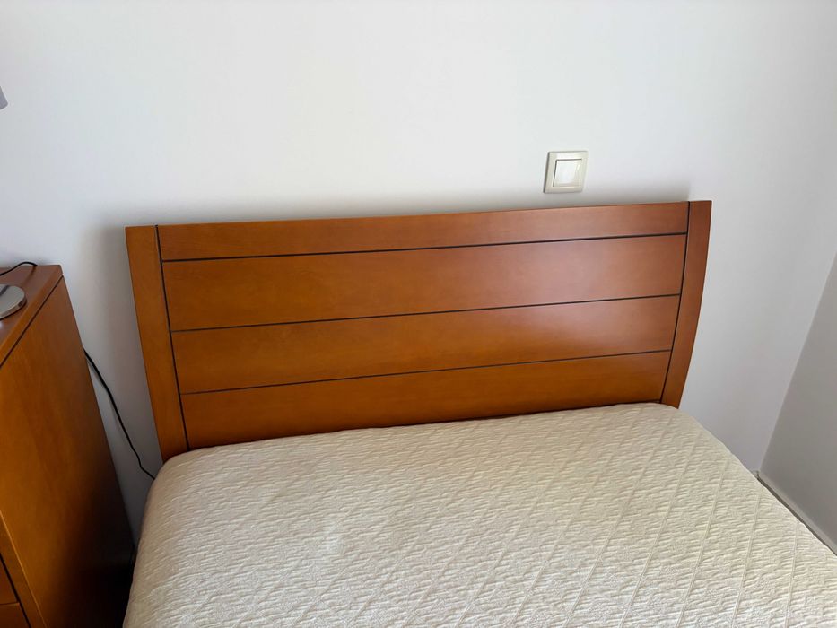 Mobília de Quarto em Madeira: Cama Corpo e Meio + Cómoda + Colchão