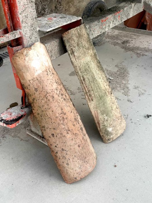 Telhas antigas canudas, retiradas de uma casa centenária