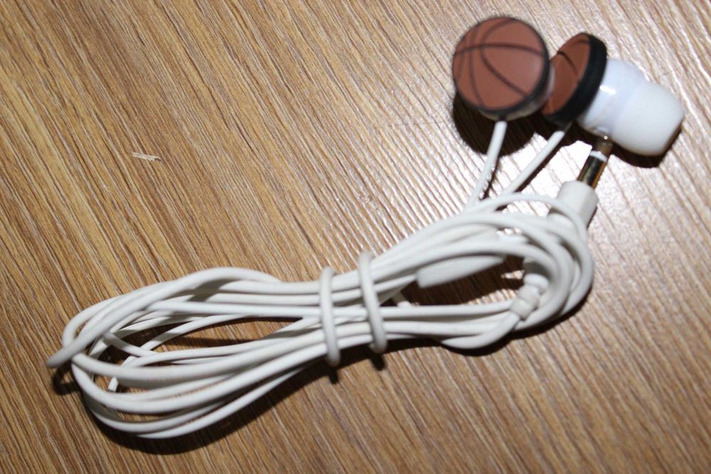 słuchawki do telefonu białe na kablu motyw piłka basketball
