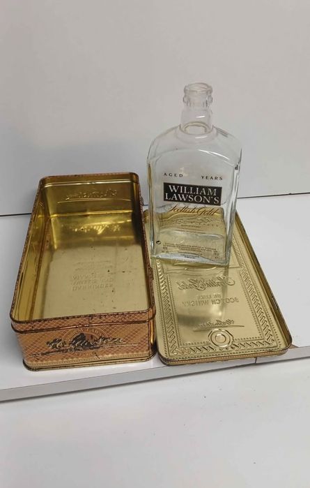 Caixa antiga de whisky com garrafa