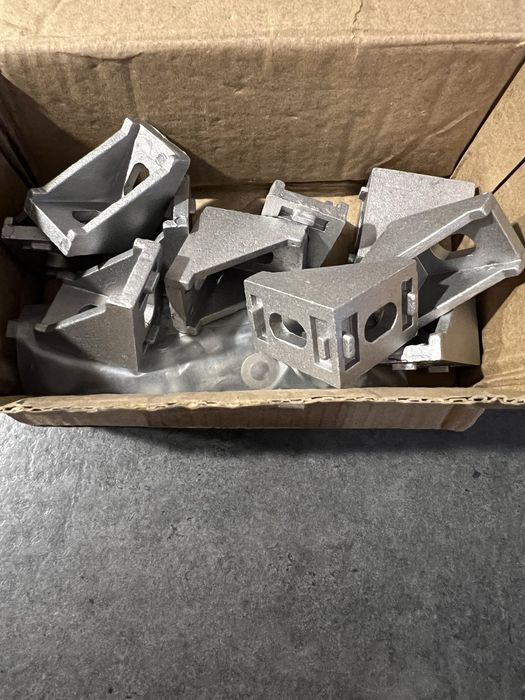 Zestaw 40 kątowników do profili aluminiowych 2020 ze śrubami