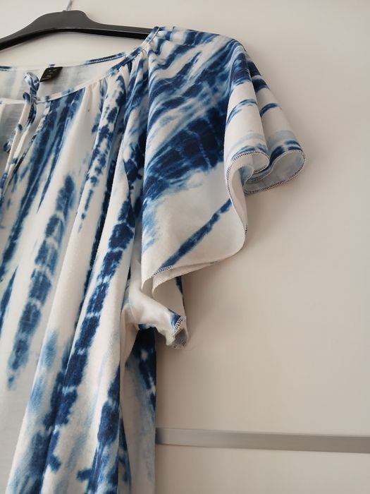 Blusa branca com raiado azul