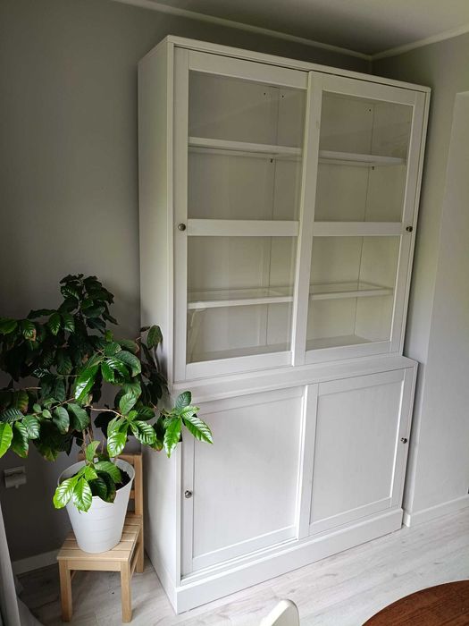 Witryna, biała szafa przeszklona Ikea Havsta do salonu