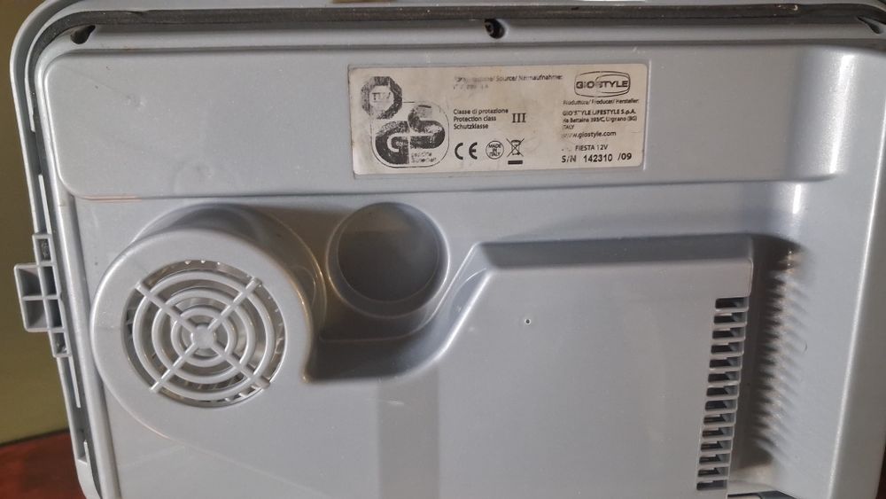 Автомобільний холодильник.