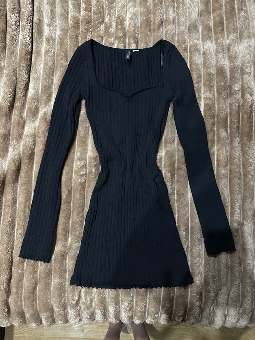 Чорна міні сукня з гарним декольте